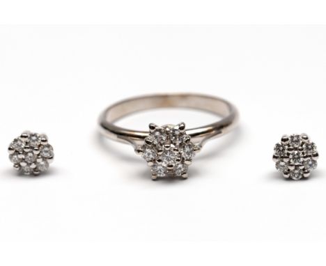 14 kt. witgouden rozetring, bezet met briljant geslepen diamant (totaal ca. 0.35 ct.). Hierbij een paar witgouden rozetvormig