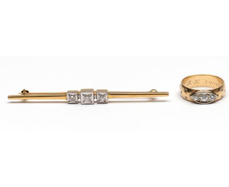 Beneden wettelijk gehalte gouden (570/000) ring, gedecoreerd met een patroon van gestileerde bloemen. De bovenzijde met marki
