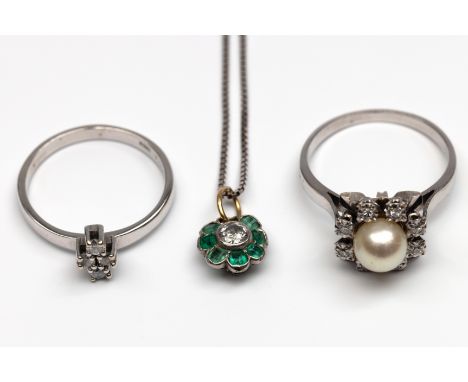Twee witgouden ringen. Eén 14 kt. witgouden rozetring bezet met een cultivé parel en kleine achtkant geslepen diamanten, de a