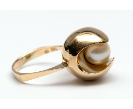 14 kt. Gouden ring, jaren '60. Met een bolvormige half open kop waartussen een cultivé parel (diam. 8,5 mm) geklemd is. De sc