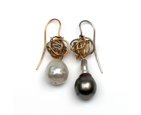 Biegel, Frankfurt, platina en 18 kt. gouden oorhangers, opgebouwd uit een bolletje van draadwerk, één uitkomend in een Zuidze