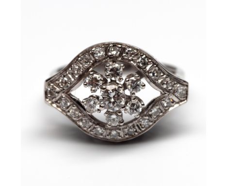 14 kt. Witgouden ring. In de vorm van een oog, waarin een rozet. Bezet met briljant en achtkant geslepen diamant met een tota