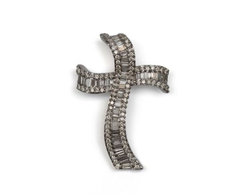 18 kt. Witgouden golvende kruishanger, bezet met baguette en briljant geslepen diamant (totaal ca. 2.00 ct.) bruto 2,4 gr., h