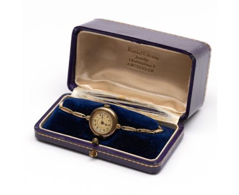 14 kt. Gouden mechanisch polshorloge, jaren '20. Met ronde crème kleurige wijzerplaat met Arabische cijfers. Aan een gouden b
