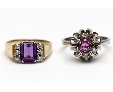 Twee 14 kt. gouden ringen. Eén rozetring bezet met een roze saffier (ca. 0.42 ct.) in een entourage van achtkant geslepen dia