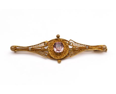 14 kt. Gouden staaf broche, bezet met kussenvormig roze paste en kleine glasparels, gedecoreerd met filigrain en spinnetjes. 