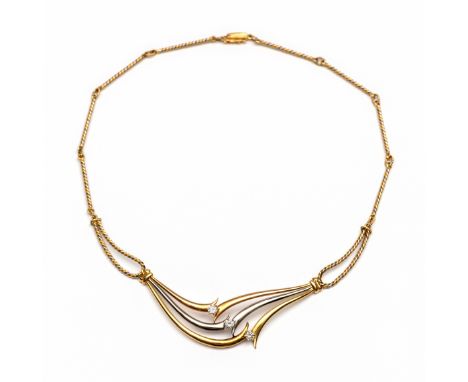 Portugal, 18 kt. gouden collier. De voorzijde bestaande uit twee maal drie banen in wit,- geel en roodgoud (800/000) waartuss