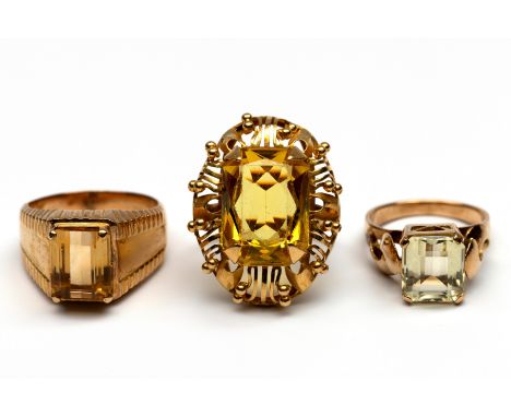 Drie gouden ringen, midden 20ste eeuw. Eén in 14 kt. goud bezet met lemonkwarts, één in 18 kt. goud bezet met citrien en één 