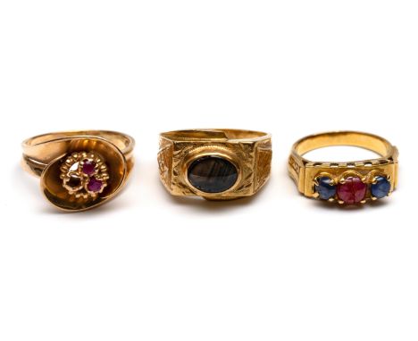 Drie gouden ringen. Twee in 18 kt. en één in 20 kt. goud, bezet met saffier en, of robijn (één robijn mist, wel aanwezig) (ca