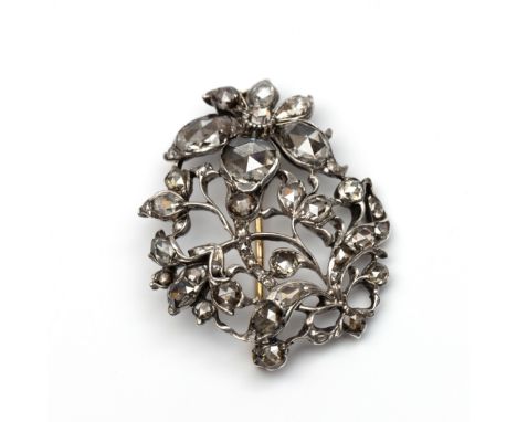 Zilveren giardinetto broche, eerste helft 19e eeuw. In de vorm van een boeket, bezet met roosgeslepen diamant. De grootste ro