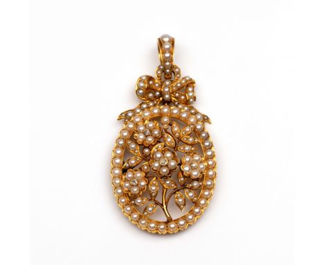 14 kt. Gouden ovale hanger, ca. 1900. Volledig bezet met halve parels. Met centraal een decor van bloemen, de bloemharten elk