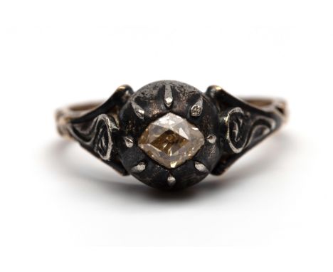 14 kt. Goud met zilveren solitair ring, bezet met een lichtbruine ruitvormige oud briljant geslepen diamant in gesloten plooi