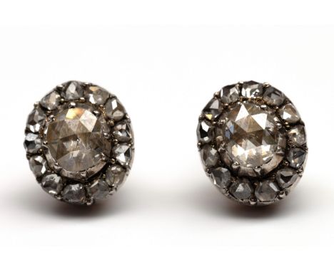 14 kt. Goud met zilveren oorstekers, centraal bezet met een ovale roosgeslepen diamant (ca. 5,7 x 5 mm) in een entourage van 