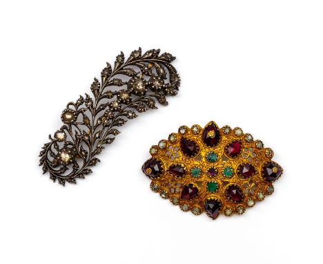 Friesland, 18 kt. gouden sluiting en zilveren broche, 19e eeuw. De sluiting (kraalhaak) markies vormig, bezet met peervormige