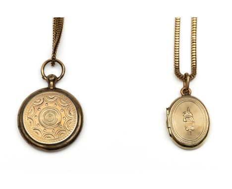 Twee 14 kt. gouden colliers met medaillon. De colliers beide van een vossenstaart schakel, de medaillons gedecoreerd met grav