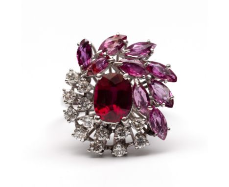 Witgouden cocktail ring, midden 20ste eeuw. Centraal bezet met een ovale gefacetteerde dieprode robijn (8,2 x 6,3 mm). Eén sc