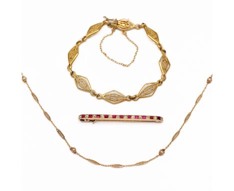 Een 14 kt. gouden collier, 18 kt. gouden armband en staafbroche, ca. 1920. Het collier met geometrische ovale schakels en nat