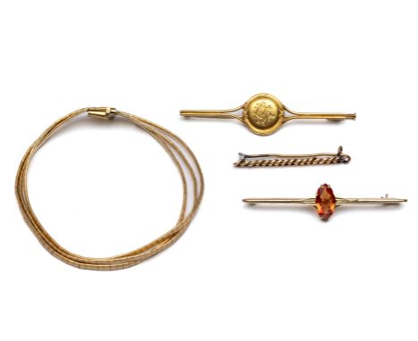 18 kt. Gouden armband, jaren '70. Bestaande uit drie strengen opgebouwd uit gematteerde blokjes. Hierbij drie staafbroches; é
