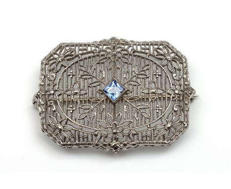 Beneden wettelijk gehalte platina broche, Belle Epoque. De broche volledig opengewerkt waardoor deze van kant gemaakt lijkt t
