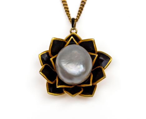 14 kt. Gouden hanger in de vorm van een lotusbloem. In de stijl van Steltman. Centraal bezet met een witte Zuidzee barok pare