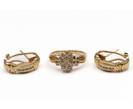 14 kt. Gouden ring en oorstekers. De ring bezet met briljant, baguette en tapered geslepen diamant, de oorbellen bezet met br