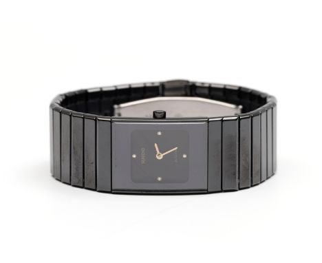 Rado, dames polshorloge, quartz. Model Diastar Ceramica Jubilé. Met zwart keramieken kast en band. De 12, 3 , 6 en 9 bezet me