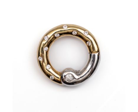 14 kt. Wit- met geelgouden cirkelvormige hanger, bezet met imitatie diamant bruto 4,2 gr., diam. 20,5 mm [1] 14 k. White and 