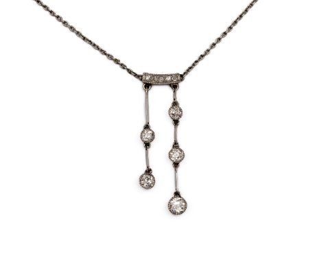 14 kt. witgouden met platina negligé collier, met twee rijen waartussen een boogje, allen bezet met oud briljant geslepen dia