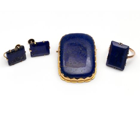 14 kt. Gouden broche, bezet met lapis lazuli ( 37,5 x 25,6 mm). Hierbij een beneden wettelijk gehalte gouden ring en een paar