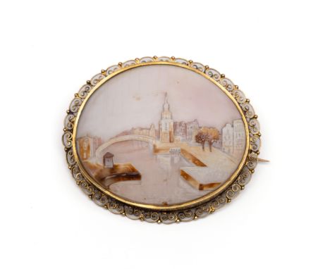 14 kt. Gouden broche, begin 20ste eeuw. Bezet met een grote ovale schelpcamee met voorstelling van de Amsterdamse Jan Roodenp