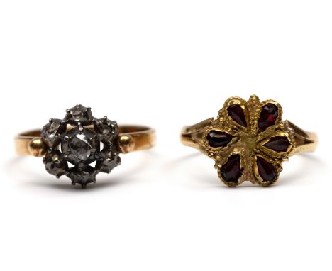 Twee 14 kt. gouden ringen. Eén met zilver applique bezet met roosgeslepen diamant, de  ander bezet met Boheems granaat. Hierb