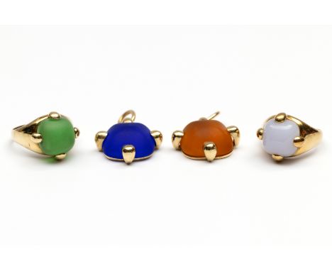 Twee 14 kt. gouden hangers en twee ringen. Bezet met gematteerd glas in groen, blauw, grijs en geel bruto 21,2 gr., ringmt. 1