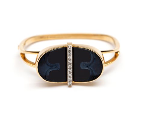 Krauss Art Design, 18 kt. gouden stijve armband. De bovenzijde met twee stukken gesneden gespiegelde zwarte agaat waartussen 