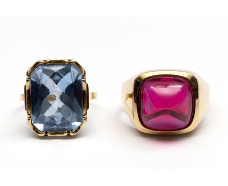 Twee 14 kt. gouden ringen. Eén ring, jaren '40, bezet met een gefacetteerde blauwe synthetische spinel, meesterteken W. Been,
