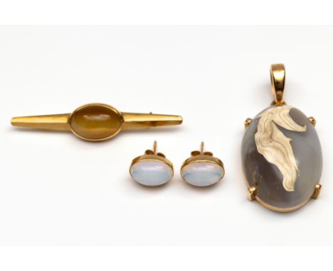 18 kt. Gouden hanger, 22 kt. gouden staafbroche en 18 kt. gouden oorstekers. De hanger bezet met een ovale grijze agaat (40,5