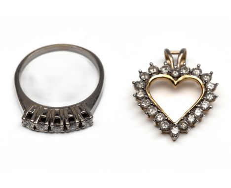 14 kt. Gouden hanger en ring. De witgouden rijring bezet met vijf briljant geslepen diamanten met een totaalgewicht van ca. 0