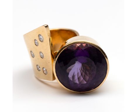 Biegel Frankfurt, 18 kt. gouden ring. In de vorm van een krul. Eén uiteinde bezet met een grote ronde gefacetteerde amethist 