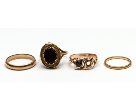 Twee gouden ringen, 19e eeuw. Eén met twee slangen, stenen missen, één saffier nog aanwezig, de ander bezet met amethist, app