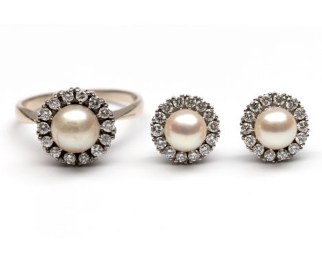 14 kt. witgouden ring met bijpassende oorstekers. Beide centraal bezet met een witte cultivé parel in een entourage van brilj