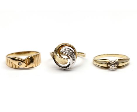 Drie 14 kt. gouden ringen. Allen bezet met diamant bruto 8,4 gr., ringmt. 16,75, 17,75 en 17,25 [3] Three 14 k. gold rings. A