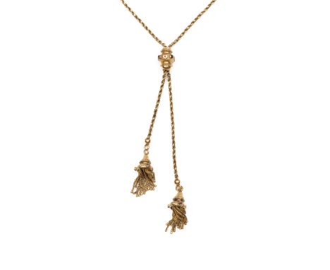 14 kt. Gouden koordcollier, 19e eeuw. Aan beide zijden eindigend in een kwastje, bezet met glasparels en granaat. Met een ton