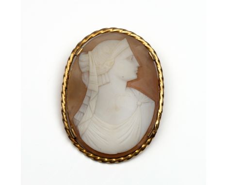 14 kt. Gouden broche, met een schelpcamee met voorstelling van een dame, de zetrand gedecoreerd met een golvend patroon bruto