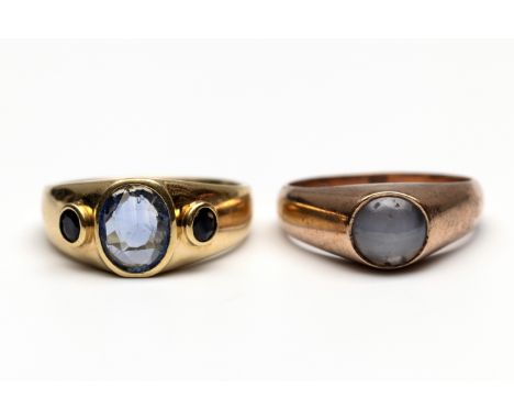 Twee beneden wettelijk gehalte gouden ringen. Eén geelgouden (566/000) ring bezet met een gefacetteerde ovale lichtblauwe saf