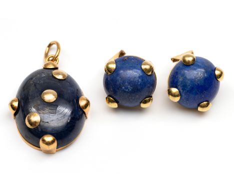 18 kt. gouden hanger, bezet met een ovale kyaniet (31 x 24 mm) waarop drie gouden stippen, de pootjes bolvormig. Hierbij een 