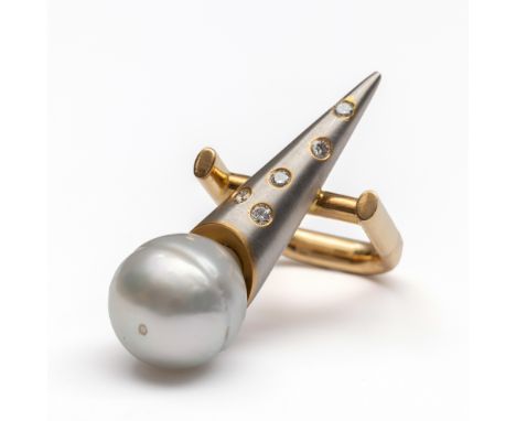 Biegel Frankfurt, platina met 18 kt. gouden u-vormige ring. De bovenzijde in de vorm van een kegel bezet met vijf briljant ge