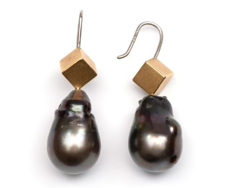 Biegel, Frankfurt, 18kt. gouden oorhangers. De haak van witgoud waaronder een geelgouden gematteerde kubus en een barokke dru