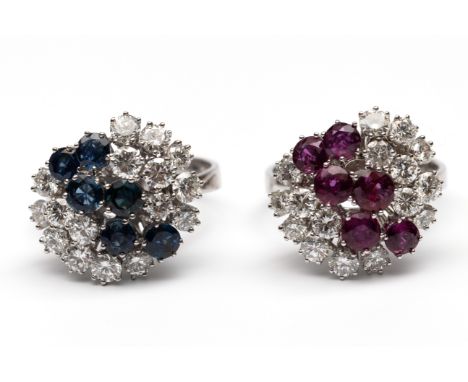 Twee 14 kt. witgouden cocktail ringen, jaren '60. Eén bezet met saffier en briljant geslepen diamant, de ander met robijn en 