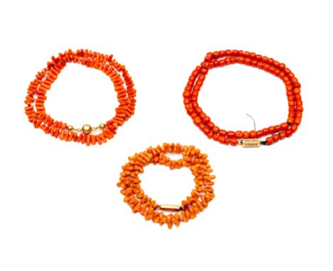 Drie bloedkoralen colliers. Eén collier van tonvormige kralen (diam. 6 - 7 mm)  aan een 14 kt. zeshoekig bakslot gedecoreerd 