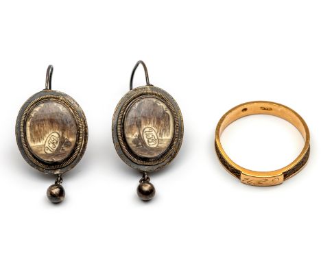 18 kt. Gouden rouwring en een paar zilveren rouwoorhangers. Beide met haarwerk en initialen U.F.D., voor Uilken Foekes Dijkst