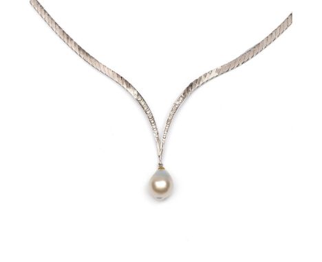 18 kt. Witgouden gematteerde choker, de onderzijde v-vormig en bezet met briljant geslepen diamanten met een totaalgewicht va